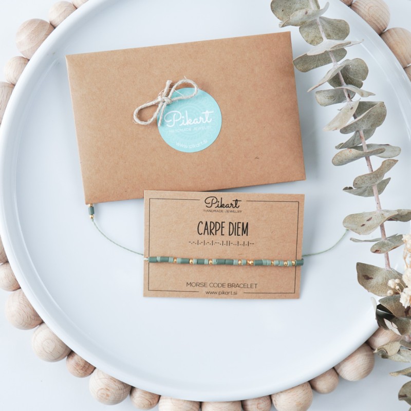 Zeleno zlata personalizirana zapestnica z napisom v Morsejevi abecedi