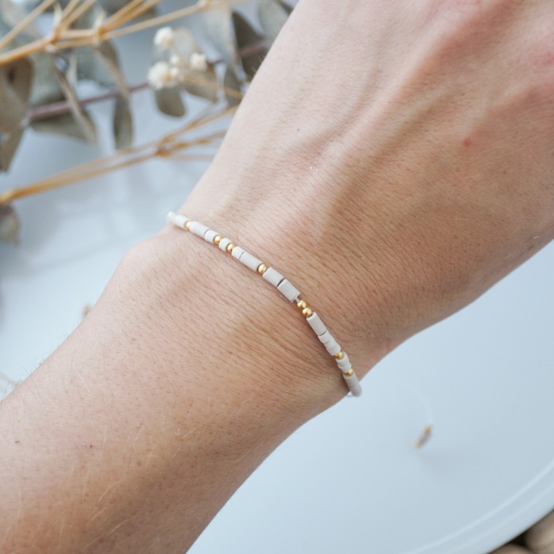 Bež zlata personalizirana zapestnica z napisom v Morsejevi abecedi