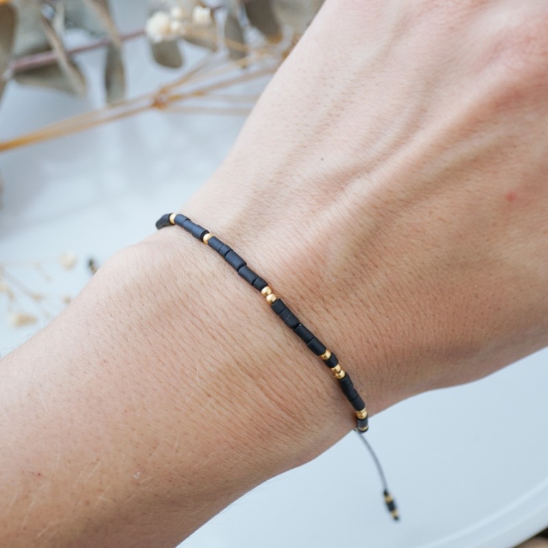 Črno zlata personalizirana zapestnica z napisom v Morsejevi abecedi