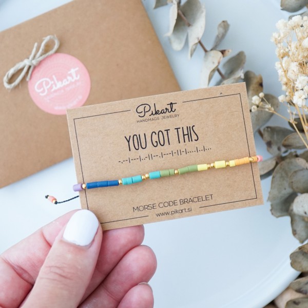 Mavrično zlata personalizirana zapestnica z napisom v Morsejevi abecedi