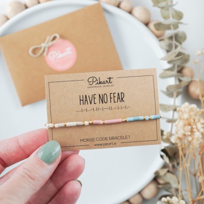 Pastelno zlata personalizirana zapestnica z napisom v Morsejevi abecedi